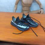 1/6 Sepatu Sneakers Yeezy Miniatur Black
