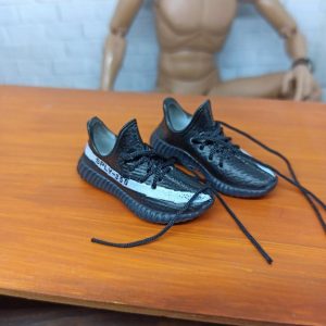 1/6 Sepatu Sneakers Yeezy Miniatur Black