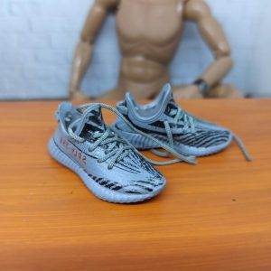 1/6 Sepatu Sneakers Yeezy Miniatur Gray Black