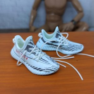 1/6 Sepatu Sneakers Yeezy Miniatur Tosca Black