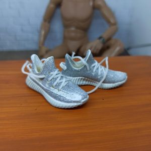 1/6 Sepatu Sneakers Yeezy Miniatur Gray Glitter