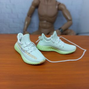 1/6 Sepatu Sneakers Yeezy Miniatur Green Tosca