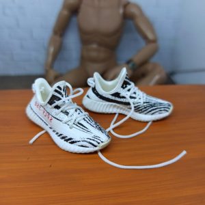 1/6 Sepatu Sneakers Yeezy Miniatur White Black