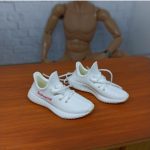 1/6 Sepatu Sneakers Yeezy Miniatur White Supreme