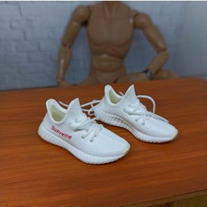 1/6 Sepatu Sneakers Yeezy Miniatur White Supreme