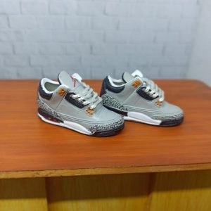 1/6 Sepatu Sneakers Nike Air Jordan 3 Miniatur