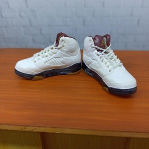 1/6 Sepatu Sneakers Nike Air Jordan 5 White Mocca Miniatur