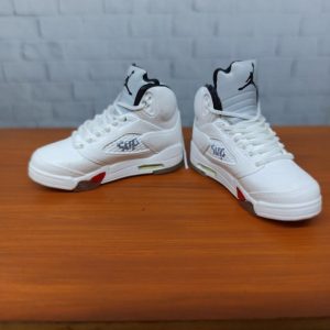 1/6 Sepatu Sneakers Nike Air Jordan 5 SUPREME Miniatur