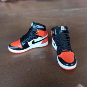 1/6 Sepatu Sneakers AJ1 orange white black miniatur