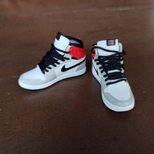 1/6 Sepatu Sneakers AJ1 white grey red miniatur