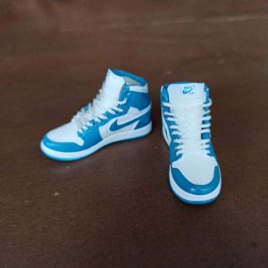 1/6 Sepatu Sneakers AJ1 white blue 1 miniatur