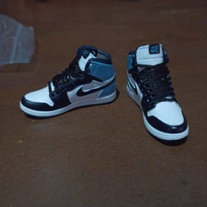 1/6 Sepatu Sneakers AJ1 white black light blue miniatur