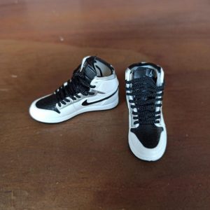 1/6 Sepatu Sneakers AJ1 white miniatur
