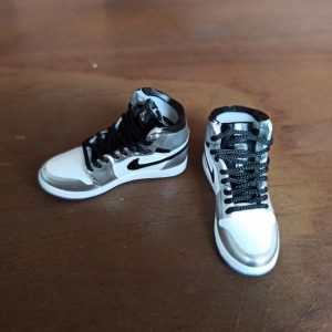 1/6 Sepatu Sneakers AJ1 white silver miniatur
