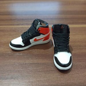 1/6 Sepatu Sneakers AJ1 white black orange miniatur
