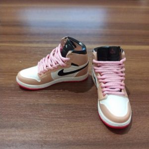 1/6 Sepatu Sneakers AJ1 white light brown miniatur