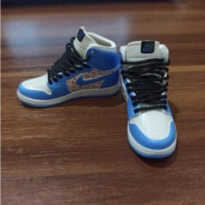 1/6 Sepatu Sneakers AJ1 white blue star miniatur