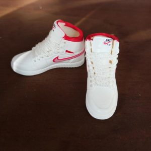 1/6 Sepatu Sneakers AJ1 white shadow red miniatur